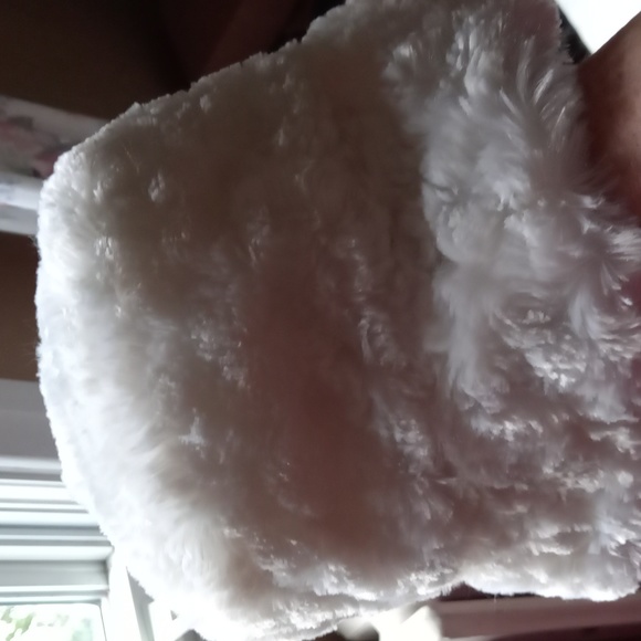 Soft fuffy white Hat - Picture 3 of 7